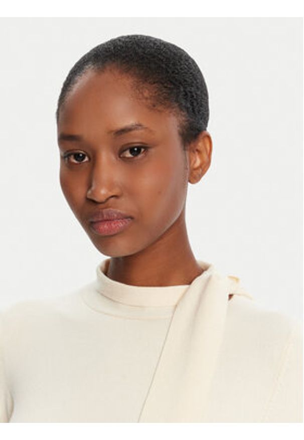 Marella Golf Osaka 2525366061000 Écru Regular Fit. Typ kołnierza: golf. Materiał: wiskoza