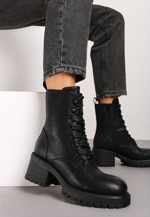 Renee - Czarne Sznurowane Botki Workery na Słupku z Ociepleniem Ciabella. Okazja: na co dzień. Zapięcie: sznurówki. Kolor: czarny. Materiał: jeans. Obcas: na słupku. Styl: elegancki, casual. Wysokość obcasa: średni