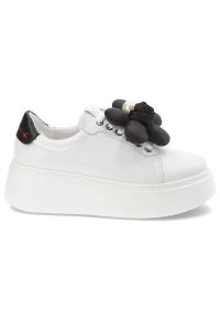 CheBello - Białe Sneakersy Chebello Eleganckie Obuwie Z Kwiatem. Kolor: biały. Materiał: skóra. Wzór: kwiaty. Obcas: na platformie #10