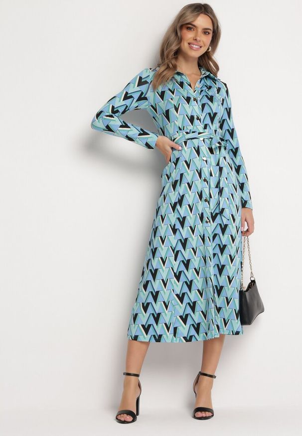 Born2be - Niebieska Sukienka Maxi z Wiązanym Paskiem i Geometrycznym Wzorem Annalea. Okazja: na imprezę, na co dzień. Kolor: niebieski. Materiał: wiskoza, materiał. Długość rękawa: długi rękaw. Wzór: geometria. Styl: casual. Długość: maxi