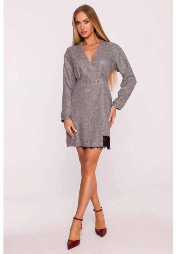 MOE - Elegancka sukienka tweedowa trapezowa kopertowa szara. Okazja: na randkę, do pracy, na imprezę. Typ kołnierza: dekolt w kształcie V, dekolt kopertowy. Kolor: czarny, różowy, szary. Wzór: koronka. Typ sukienki: kopertowe, trapezowe. Materiał: tkanina, poliester, dzianina, koronka. Długość rękawa: długi rękaw. Styl: elegancki. Długość: mini