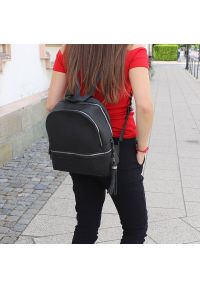 Big Star Accessories - Plecak unisex Big Star, materiał syntetyczny o gładkiej strukturze z pojemną komorą główną zapinaną na zamek uchwytem oraz regulowanymi szelkami, cza. Kolor: czarny. Wzór: gładki. Dodatki: z frędzlami. Materiał: skórzane, z tłoczeniem. Styl: elegancki, klasyczny, casual #4