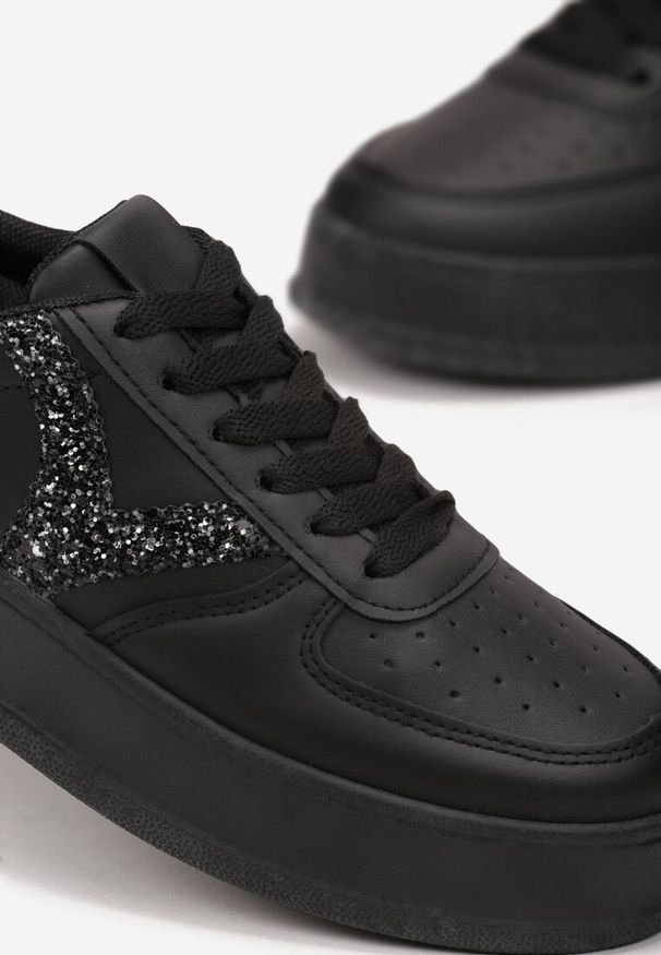Born2be - Czarne Sneakersy na Grubej Podeszwie z Perforacją i Brokatem Persessa. Kolor: czarny
