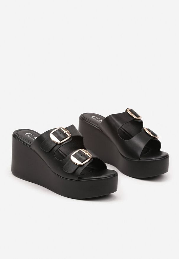 Born2be - Czarne Klapki na Koturnie Zapinane na Sprzączki Tovianne. Okazja: na co dzień. Nosek buta: otwarty. Kolor: czarny. Materiał: jeans. Obcas: na koturnie. Styl: elegancki, casual. Wysokość obcasa: średni
