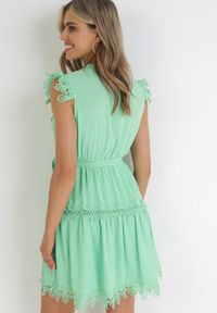 Born2be - Zielona Rozkloszowana Sukienka Mini z Koronką i Wiązanym Paskiem Wikeen. Kolor: zielony. Materiał: koronka. Wzór: koronka. Długość: mini #5