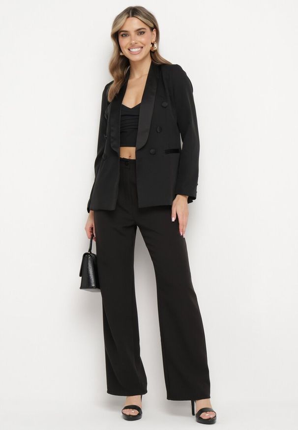 Born2be - Czarna Marynarka Taliowana w Stylu Wieczorowym z Satynowymi Wstawkami Liemara. Okazja: na co dzień, na spotkanie biznesowe. Kolor: czarny. Materiał: satyna. Wzór: aplikacja. Styl: wizytowy