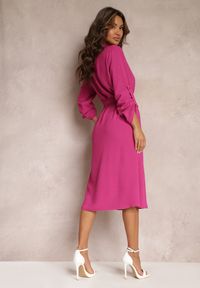 Renee - Fuksjowa Sukienka Koszulowa z Wiązanym Paskiem Yaryna. Kolor: różowy. Materiał: tkanina, materiał. Długość rękawa: długi rękaw. Wzór: gładki, jednolity, aplikacja. Typ sukienki: koszulowe. Styl: klasyczny, elegancki. Długość: midi #5