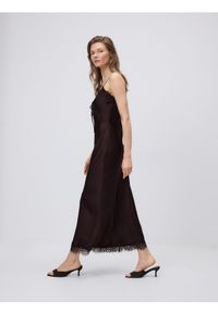 Reserved - Sukienka z koronkowym zdobieniem - ciemnobrązowy. Kolor: brązowy. Materiał: koronka. Wzór: aplikacja. Typ sukienki: proste #1