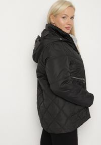 Born2be - Czarna Pikowana Kurtka z Kapturem i Ozdobnymi Suwakami Carnaye. Okazja: na spacer, na co dzień. Typ kołnierza: kaptur. Kolekcja: plus size. Kolor: czarny. Materiał: jeans. Styl: elegancki, sportowy, casual