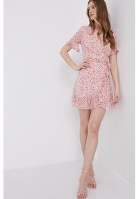 Answear Lab Sukienka kolor różowy mini prosta. Okazja: na co dzień. Kolor: różowy. Materiał: tkanina. Długość rękawa: krótki rękaw. Typ sukienki: proste. Styl: wakacyjny. Długość: mini #1