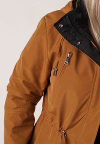 Born2be - Brązowo-Czarna Przejściowa Kurtka Dwustronna Parka z Pikowaniem i Kapturem Tidare. Okazja: na spacer, na co dzień. Kolekcja: plus size. Kolor: brązowy. Materiał: poliester, jeans. Styl: casual, sportowy #5