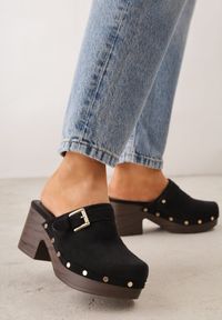 Renee - Czarne Klapki Chodaki na Słupku z Cholewką z Nitami i Paskiem z Klamerką Jinnor. Kolor: czarny. Materiał: zamsz. Wzór: ażurowy, haft. Sezon: lato. Obcas: na słupku. Styl: boho, rockowy. Wysokość obcasa: średni #2