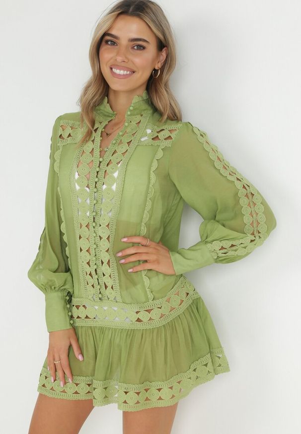 Born2be - Zielona Pudełkowa Tunika z Koronką i Długim Rękawem Ahrar. Typ kołnierza: kołnierzyk stójkowy. Kolor: zielony. Materiał: koronka. Długość rękawa: długi rękaw. Długość: długie. Wzór: koronka