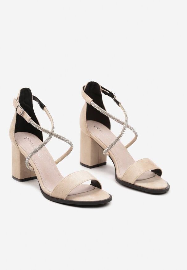 Born2be - Beżowe Sandały na Słupkowym Obcasie z Paskiem Ozdobionym Cyrkoniami Zapinane przy Kostce Vilifea. Okazja: na spacer. Zapięcie: pasek. Kolor: beżowy. Wzór: aplikacja. Sezon: lato. Obcas: na obcasie. Wysokość obcasa: średni