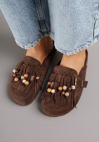 Born2be - Brązowe Klapki na Grubej Podeszwie z Frędzlami Klamrami i Koralikami Glysnell. Okazja: na co dzień, do pracy, na spacer. Kolor: brązowy. Materiał: jeans. Sezon: lato. Styl: casual, elegancki #6