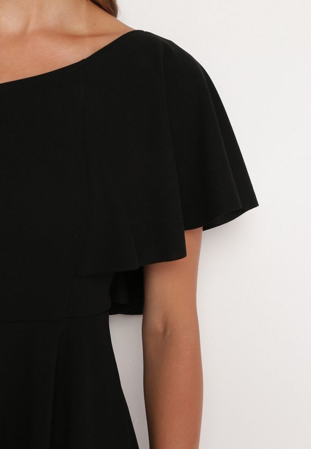 Born2be - Czarna Asymetryczna Sukienka na Jedno Ramię z Falbanką Ellasue. Okazja: na co dzień, na imprezę. Kolor: czarny. Typ sukienki: asymetryczne. Styl: elegancki, casual