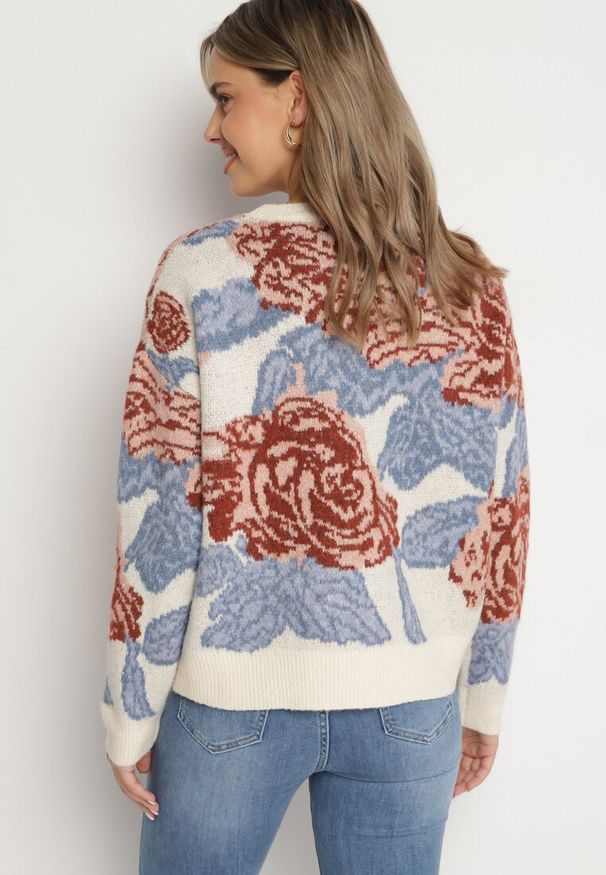 Born2be - Jasnobeżowy Sweter o Pudełkowym Kroju w Abstrakcyjny Wzór Przeszyty Metaliczną Nicią Savrielle. Okazja: na co dzień. Kolor: beżowy. Długość rękawa: długi rękaw. Długość: długie. Styl: klasyczny, elegancki, casual