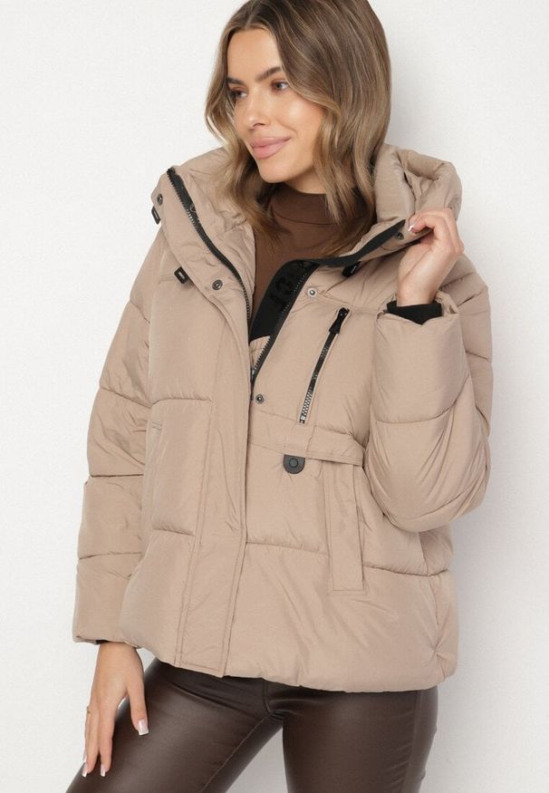 Born2be - Ciemnobeżowa Oversizowa Kurtka z Pikowanymi Przeszyciami i Kapturem Galimea. Okazja: na co dzień. Kolor: beżowy. Materiał: jeans, poliester. Wzór: aplikacja. Styl: casual, klasyczny