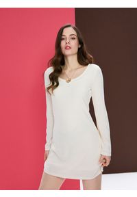Sinsay - Dzianinowa sukienka mini z długim rękawem - kremowy. Kolor: kremowy. Materiał: dzianina. Długość rękawa: długi rękaw. Długość: mini #1