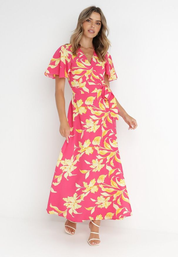 Born2be - Fuksjowa Sukienka Diokharei. Kolor: różowy. Materiał: wiskoza. Długość rękawa: krótki rękaw. Wzór: kwiaty. Typ sukienki: kopertowe. Długość: maxi