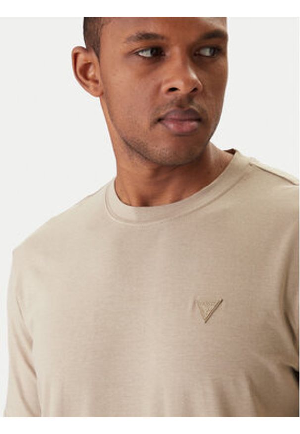 Guess T-Shirt Z2YI12 JR06K Beżowy Regular Fit. Kolor: beżowy. Materiał: bawełna
