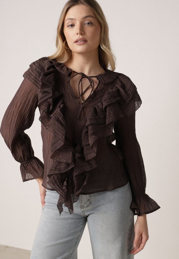 Born2be - Brązowa Bluzka z Lyocellem Ozdobiona Falbanami i Wiązaniem Esathra. Okazja: na co dzień. Kolor: brązowy. Materiał: jeans. Wzór: aplikacja. Styl: casual, elegancki