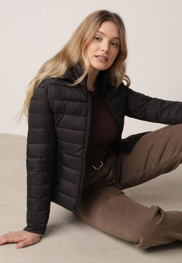 Born2be - Czarna Taliowana Przejściowa Kurtka Pikowana z Odpinanym Kapturem Zinnorae. Okazja: na co dzień. Kolor: czarny. Materiał: jeans, nylon. Styl: casual