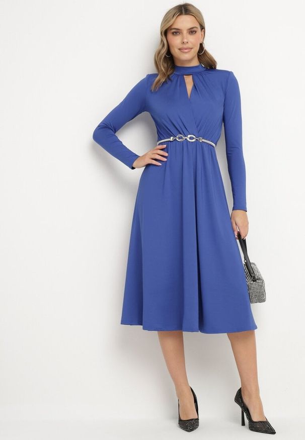 Born2be - Niebieska Rozkloszowana Sukienka z Ozdobnym Wycięciem i Usztywnioną Linią Ramion Rivfedi. Okazja: na co dzień, na imprezę. Kolor: niebieski. Długość rękawa: długi rękaw. Typ sukienki: proste. Styl: casual, elegancki