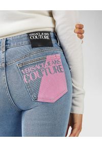Versace Jeans Couture - VERSACE JEANS COUTURE - Niebieskie jeansy z logo. Stan: podwyższony. Kolor: niebieski. Wzór: aplikacja, nadruk. Sezon: wiosna. Styl: sportowy, klasyczny