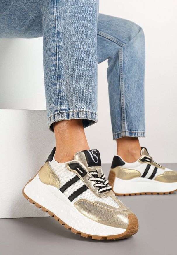 Born2be - Biało-Złote Sznurowane Sneakersy Vices na Grubej Podeszwie z Metaliczną Wstawką Nelenia. Okazja: na co dzień, do pracy. Kolor: biały. Materiał: jeans