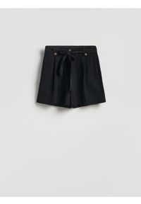 Reserved - Szorty z wiązaniem - czarny. Kolor: czarny. Materiał: tkanina, len #1