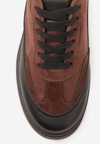 Renee - Brązowe Sneakersy VICES na Platformie z Ozdobnym Noskiem Attis. Nosek buta: okrągły. Zapięcie: sznurówki. Kolor: brązowy. Materiał: skóra, zamsz. Obcas: na platformie. Wysokość obcasa: średni #7