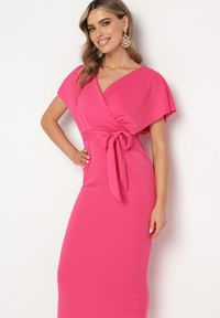 Born2be - Fuksjowa Wieczorowa Sukienka z Kopertowym Dekoltem i Rozcięciem z Materiałowym Paskiem Vorni. Okazja: na co dzień. Kolor: różowy. Materiał: materiał. Typ sukienki: kopertowe. Styl: wizytowy #7