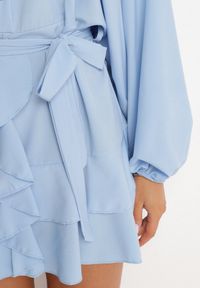 Born2be - Jasnoniebieska Sukienka Ozdobiona Paskiem i Falbanami Divilena. Okazja: na co dzień. Kolor: niebieski. Materiał: jeans. Wzór: aplikacja. Styl: casual, elegancki #7