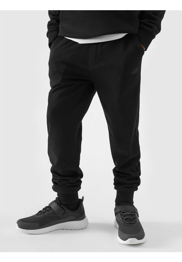 4f - 4F Spodnie dresowe joggery chłopięce - czarne 146 (10-11 lat). Okazja: na co dzień. Kolor: czarny. Materiał: dresówka. Wzór: gładki, ze splotem. Sezon: lato. Styl: casual, sportowy