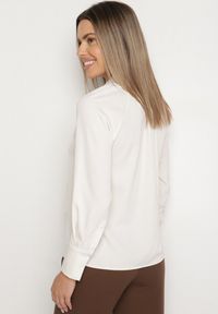 Born2be - Jasnobeżowa Bluzka Vices z Wiązaniem pod Szyją Averile. Okazja: na co dzień. Kolor: beżowy. Materiał: jeans. Styl: klasyczny, casual #6