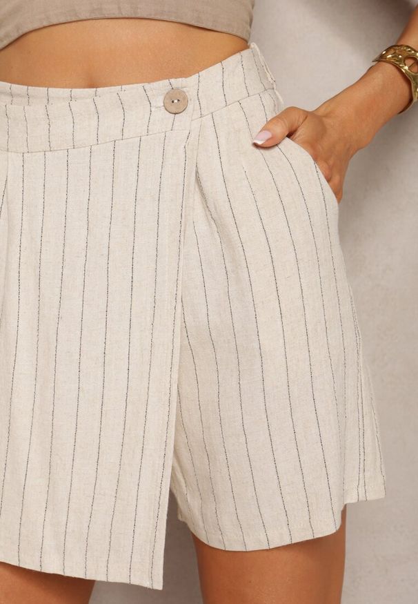 Renee - Jasnobeżowe Szorty Spódnica z Lnu i Bawełny w Paski z Guziczkiem Pieretta. Okazja: na co dzień. Stan: podwyższony. Kolor: beżowy. Materiał: bawełna, len. Wzór: paski. Styl: casual, elegancki