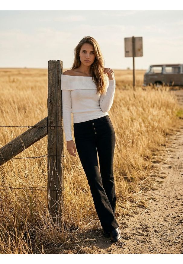 Sinsay - Spodnie jeansowe flare - czarny. Kolor: czarny