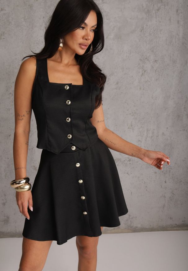 Renee - Czarny Komplet z Kamizelką i Rozkloszowaną Spódnicą z Eleganckimi Guzikami Jenane. Kolor: czarny