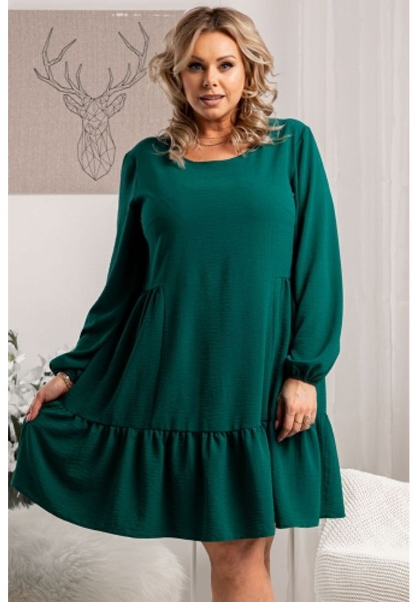 KARKO - Sukienka swobodna marszczenia po bokach AGNIESZKA długi rękaw butelkowa zieleń PROMOCJA. Okazja: na uczelnię, na spotkanie biznesowe, do pracy, na imprezę, na co dzień. Kolekcja: plus size. Materiał: tkanina, skóra, poliester. Długość rękawa: długi rękaw. Wzór: aplikacja. Sezon: wiosna, zima, jesień, lato. Typ sukienki: trapezowe, sportowe, dla puszystych. Styl: sportowy, casual, biznesowy, rockowy, elegancki