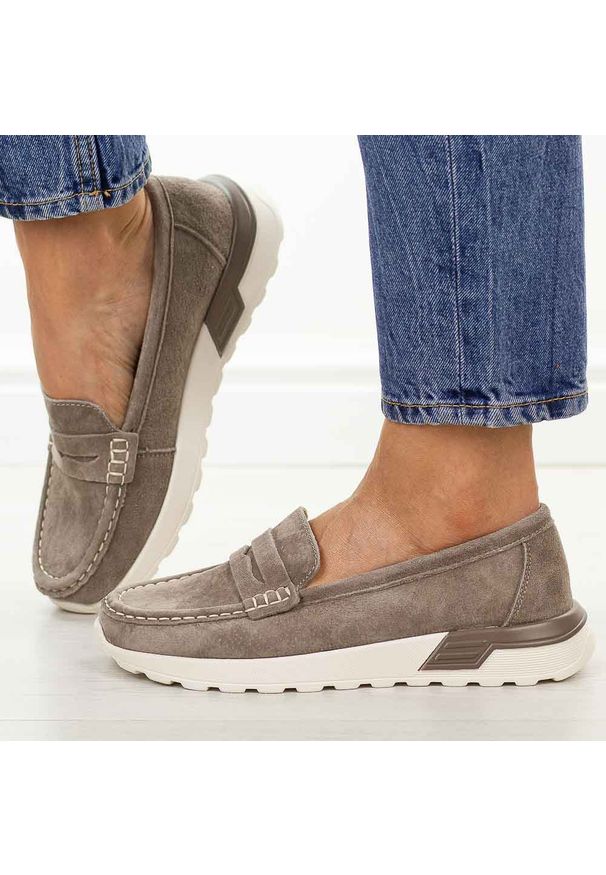 Taupe skórzane mokasyny damskie Filippo Dp7528/26. Okazja: na co dzień. Nosek buta: okrągły. Materiał: skóra, zamsz. Szerokość cholewki: normalna. Sezon: wiosna, lato, jesień. Styl: casual, klasyczny, elegancki