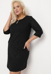 Born2be - Czarna Trapezowa Sukienka z Ozdobnymi Guzikami Przy Dekolcie Alimanis. Kolekcja: plus size. Kolor: czarny. Wzór: kwiaty. Typ sukienki: trapezowe. Styl: elegancki #3