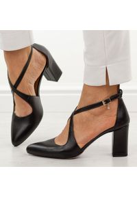 Czarne lico skórzane czółenka damskie na słupku Prestige 2045/obl. Okazja: na spotkanie biznesowe. Zapięcie: sprzączka. Kolor: czarny. Materiał: skóra. Szerokość cholewki: normalna. Sezon: wiosna, jesień, lato. Styl: biznesowy, elegancki, klasyczny, wizytowy #1