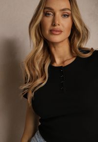 Renee - Czarny T-shirt z Bawełny Ozdobiony Guziczkami Camirna. Okazja: na co dzień. Kolor: czarny. Materiał: bawełna. Wzór: aplikacja. Styl: klasyczny, casual, elegancki