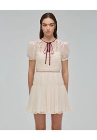 SELF PORTRAIT - Plisowana sukienka mini. Kolor: biały. Materiał: koronka. Wzór: koronka. Długość: mini
