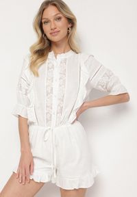 Born2be - Biały Kombinezon z Lnu i Wiskozy w Stylu Boho z Falbankami i Koronką Linalisse. Okazja: na co dzień. Kolor: biały. Materiał: koronka, wiskoza, len. Wzór: koronka. Styl: boho