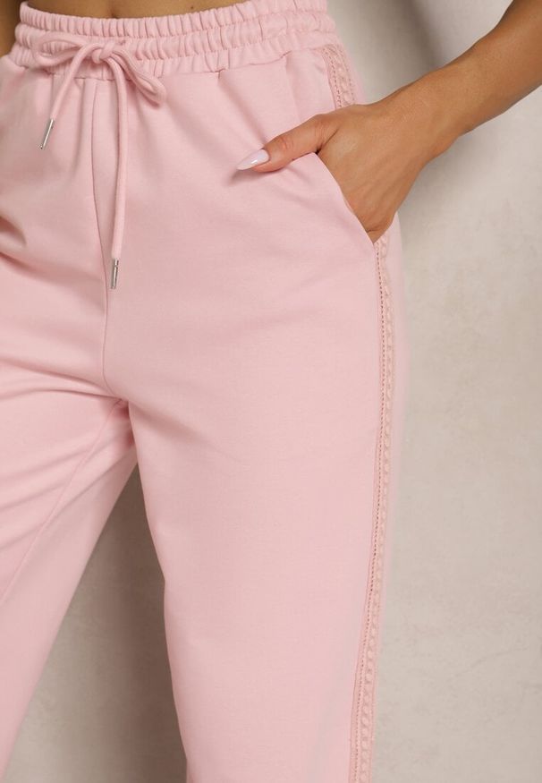 Renee - Różowe Bawełniane Spodnie o Szerokim Kroju High Waist z Lampasami Pillorra. Okazja: na co dzień. Stan: podwyższony. Kolor: różowy. Materiał: bawełna. Styl: sportowy, casual