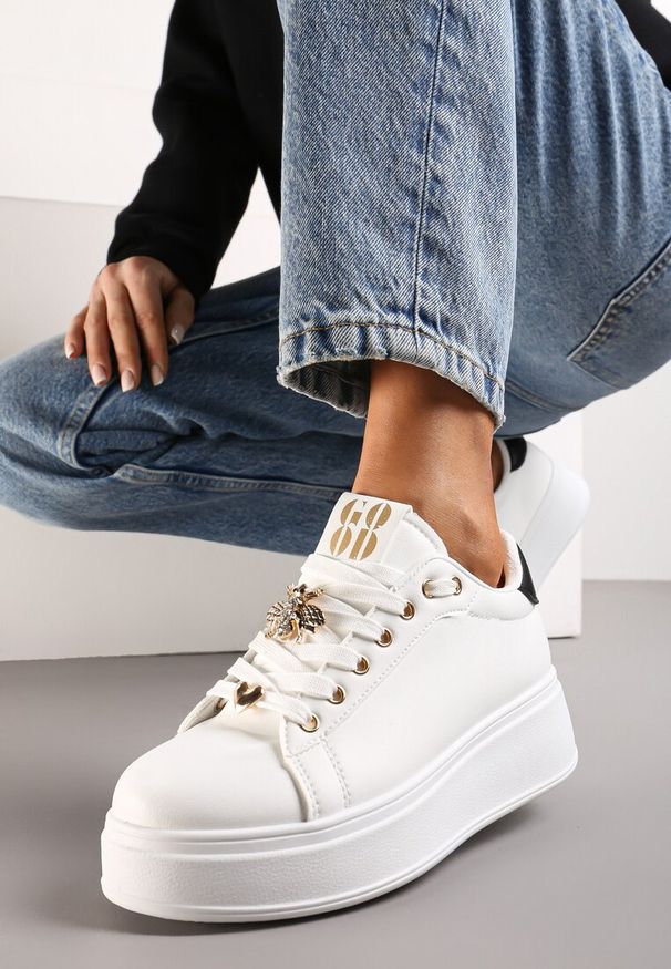 Renee - Biało-Czarne Sneakersy na Niskiej Platformie z Ozdobnymi Metalowymi Aplikacjami Auala. Kolor: biały. Wzór: aplikacja. Obcas: na platformie