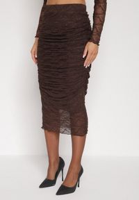 Born2be - Brązowy Koronkowy Komplet Dopasowana Spódnica i Bluzka na Jedno Ramię Calonara. Kolor: brązowy. Materiał: koronka #6