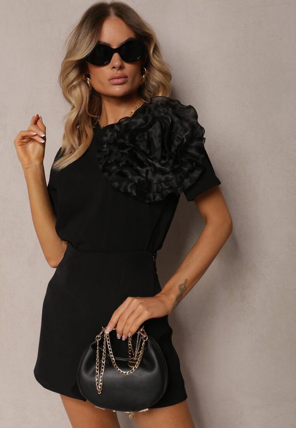 Renee - Czarny Bawełniany T-shirt z Krótkim Rękawem i Ozdobnym Kwiatem Krissas. Okazja: do pracy, na spotkanie biznesowe, na co dzień. Kolor: czarny. Materiał: bawełna. Długość rękawa: krótki rękaw. Długość: krótkie. Wzór: kwiaty. Styl: casual, elegancki, biznesowy